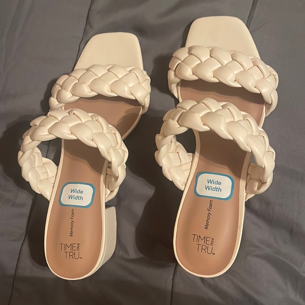 New tan beige heels zise 9 wide